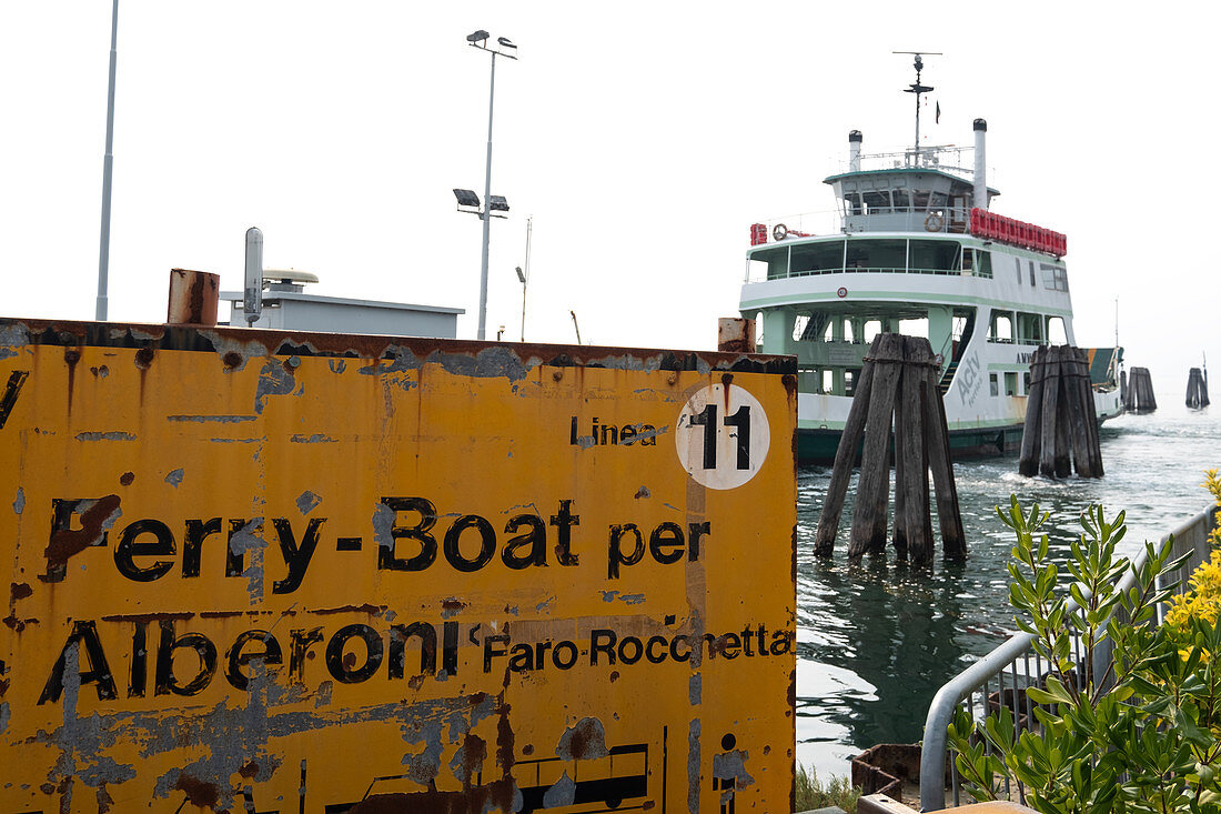 Schild zur Fähre Linia 11, im Hintergrund das Schiff, Lagune von Venedig, Pellestrina, Venetien, Italien, Europa