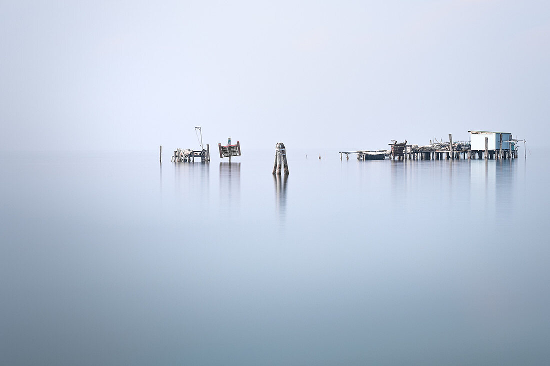 Blick auf die Fischerhütten auf Stelzen der Fischer von Pellestrina in der Lagune von Venedig, Pellestrina, Venetien, Italien, Europa