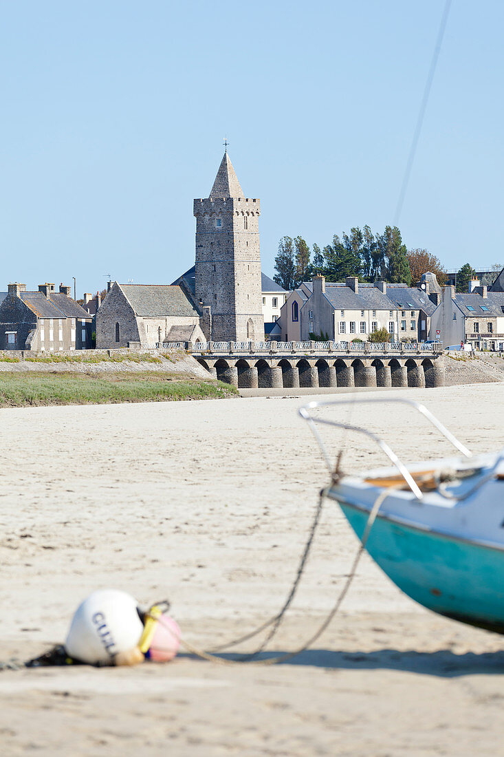 Der natürliche Hafen von Portbail in der Normandie bei Ebbe im Sommer, Cotentin Halbinsel, Frankreich