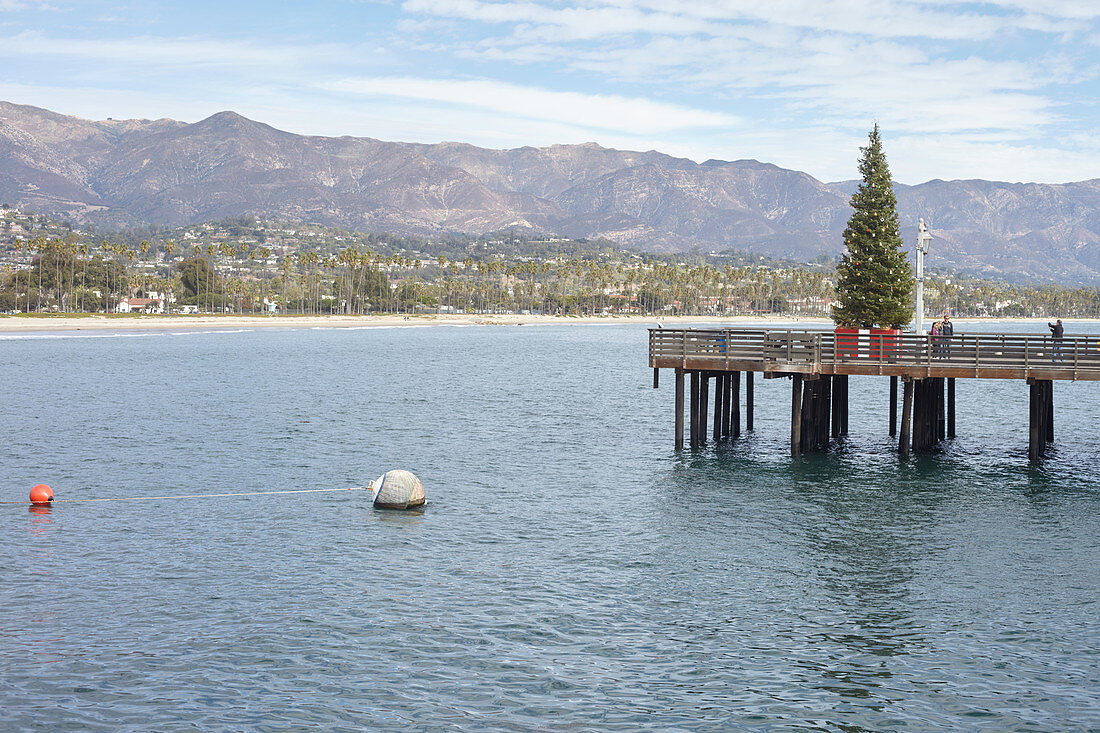 Weihnachtsbaum auf dem Stearns Wharf in Santa Barbara, Kalifornien, USA