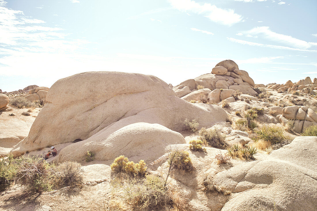 Felsenlandschaft der Jumbo Rocks mit zwei Kindern im Joshua Tree Park, Kalifornien, USA