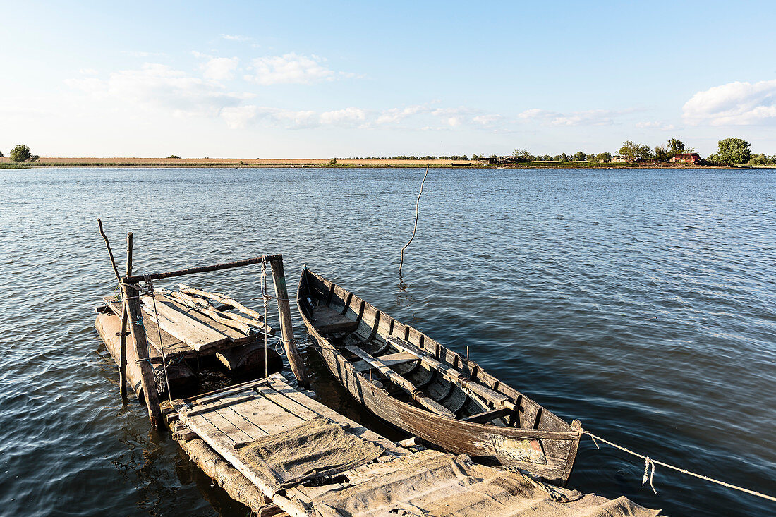 Hölznernes Fischer-Ruderboot im Donaudelta, Mila 23, Tulcea, Rumänien.