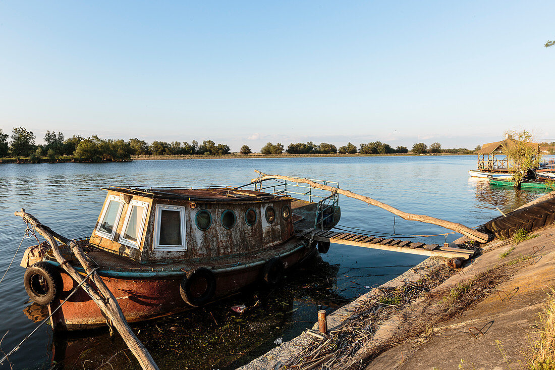 Rostiges Boot im Donaudelta in der Abendsonne, Mila 23, Tulcea, Rumänien.