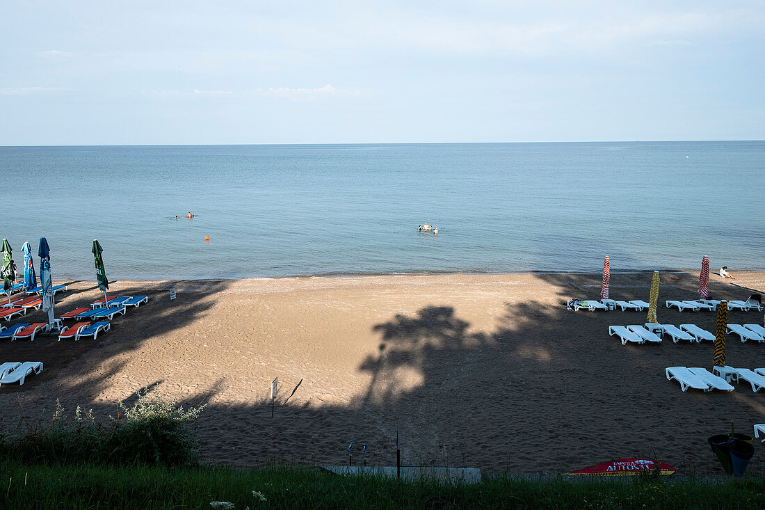 Schwarzmeerküste: Liegen und Sonnenschirme am Strand, Olimp, Kreis Constanta, Rumänien.