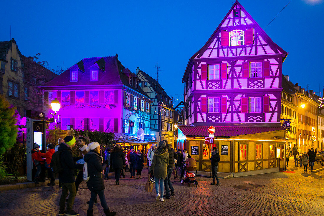 Weihnachtlich geschmückte Altstadt mit bunt angestrahlten Fachwerkhäusern, Weihnachtsmarkt Colmar, Elsass, Frankreich