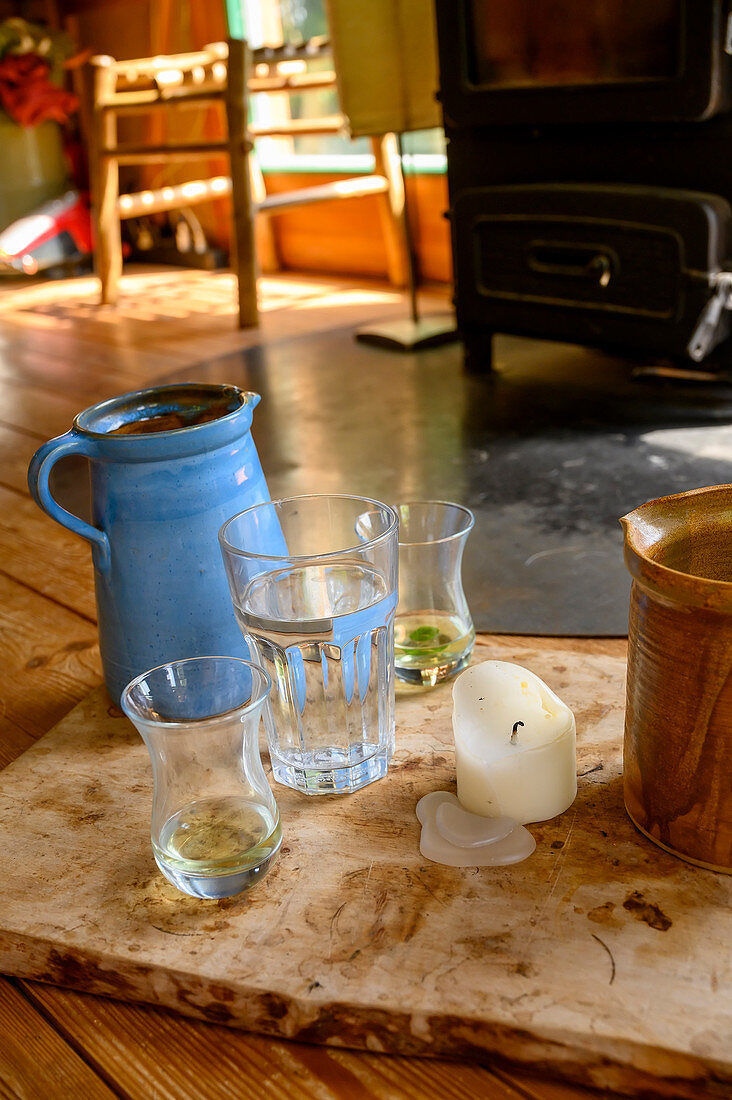 Wasserkrug mit Gläsern in alternativem Wohnraum, Leben und wohnen im Bauwagen