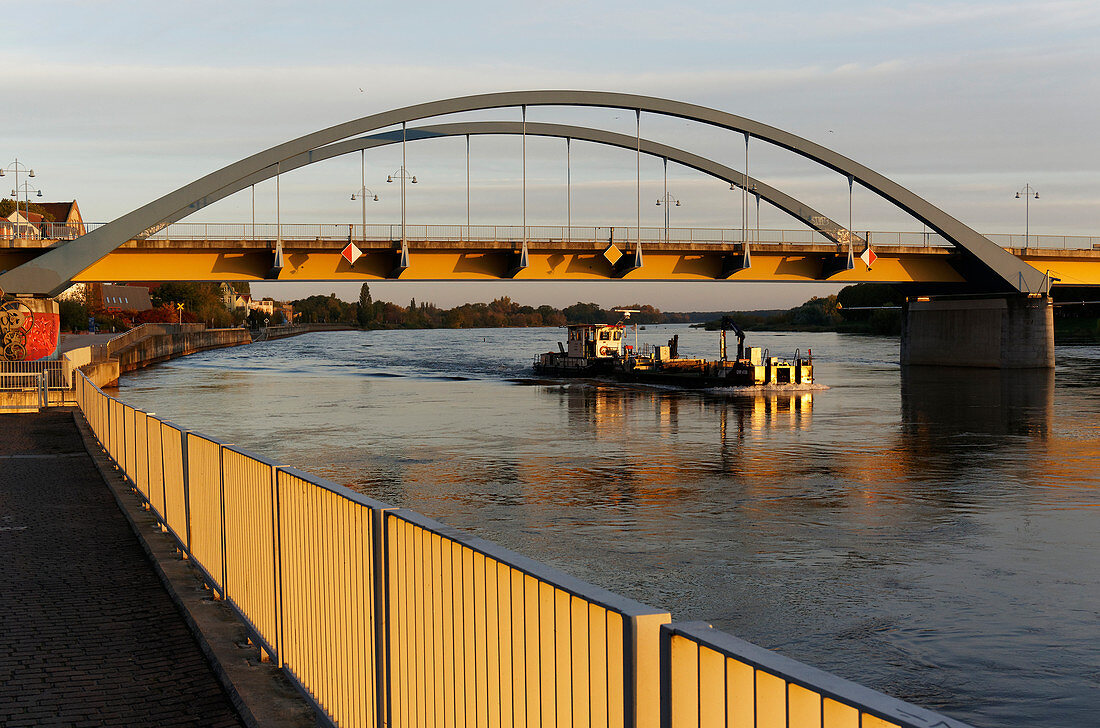 Friedensbrücke, Frankfurt/Oder, Blick nach Slubice in Polen, Land Brandenburg, Deutschland