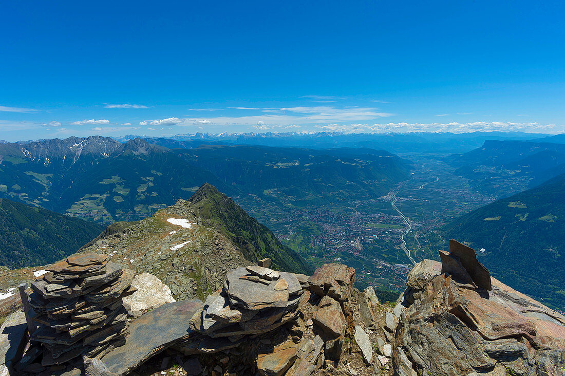 Die Rötelspitze im Naturpark Texelgruppe, mit Blick auf Meran und dem Etschtal in Südtirol, Italien