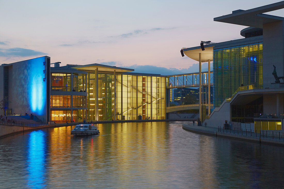 Spree mit Kanzleramt in Berlin an Sommerabend, Berlin, Deutschland, Europa