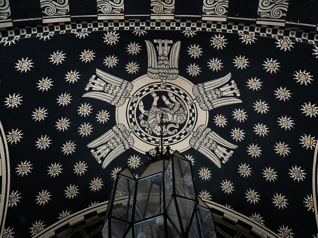 Deckendekoration mit schwarz-weißem Design mit Glas-Kronleuchter im Art-Deco-Stil, Villino delle Fate, Rom, Italien