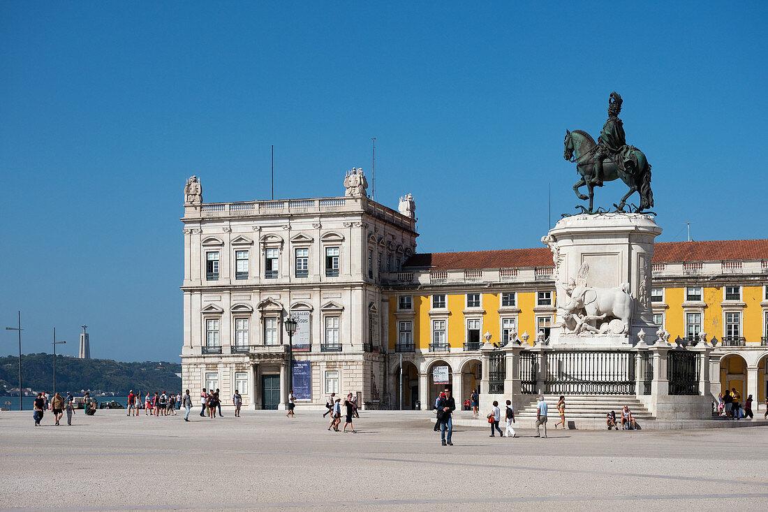 Commerce Square, palace grounds with equestrian statue of King Jose 1st, Praca do Comércio, Lisbon, Portugal, Europe