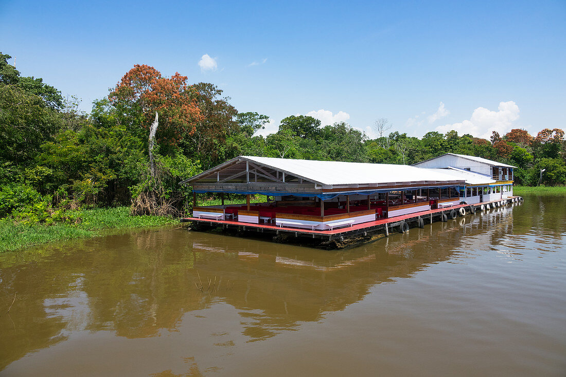 Schwimmendes Restaurant am Amazonas bei Manaus, Regenwald, Amazonasbecken, Brasilien, Südamerika