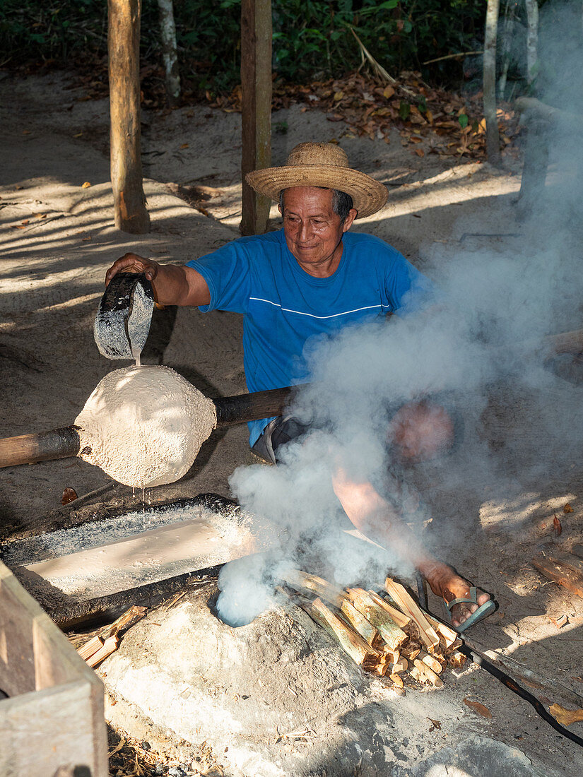 Mann verarbeitet Rohkautschuk, Indigene Bevölkerung am Amazonas bei Manaus, Amazonasbecken, Brasilien, Südamerika
