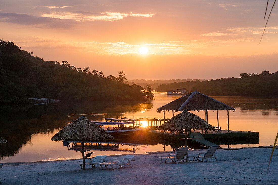 Touristen Resort am Amazonas bei Manaus, Sonnenaufgang, Amazonasbecken, Brasilien, Südamerika