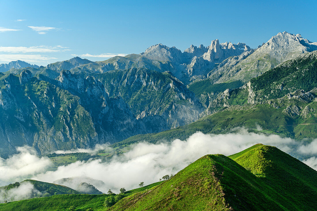 Blick auf Picos de Europa mit Picu Urriellu, Naranjo de Bulnes, vom Picu Tiedu, Nationalpark Picos de Europa, Kantabrisches Gebirge, Asturien, Spanien