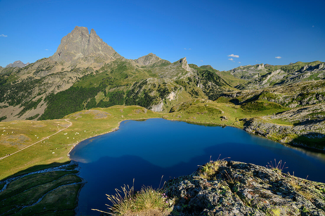 Tiefblick auf Lac Roumassot und Pic du Midi d´Ossau, Lac Roumassot, Nationalpark Pyrenäen, Pyrénées-Atlantiques, Pyrenäen, Frankreich