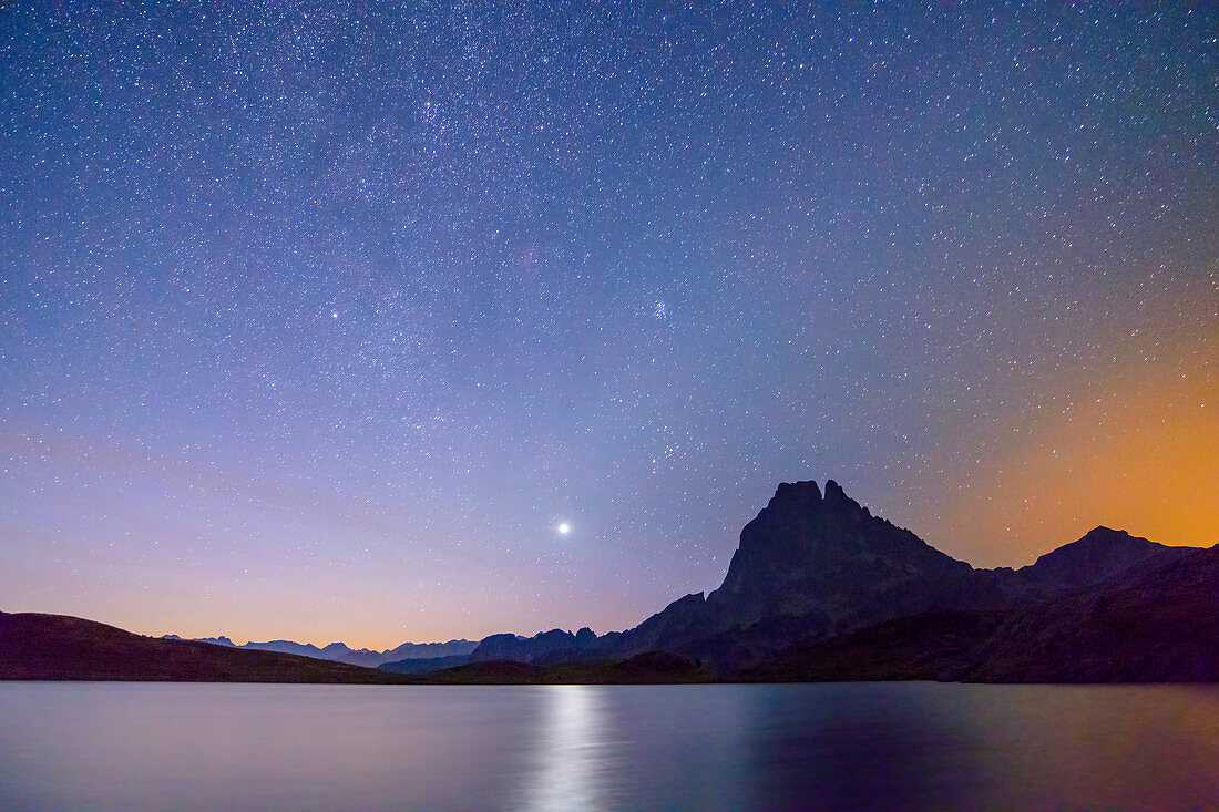 Starry sky over Lac Roumassot and Pic du Midi d´Ossau, Lac Roumassot, Pyrenees National Park, Pyrénées-Atlantiques, Pyrenees, France