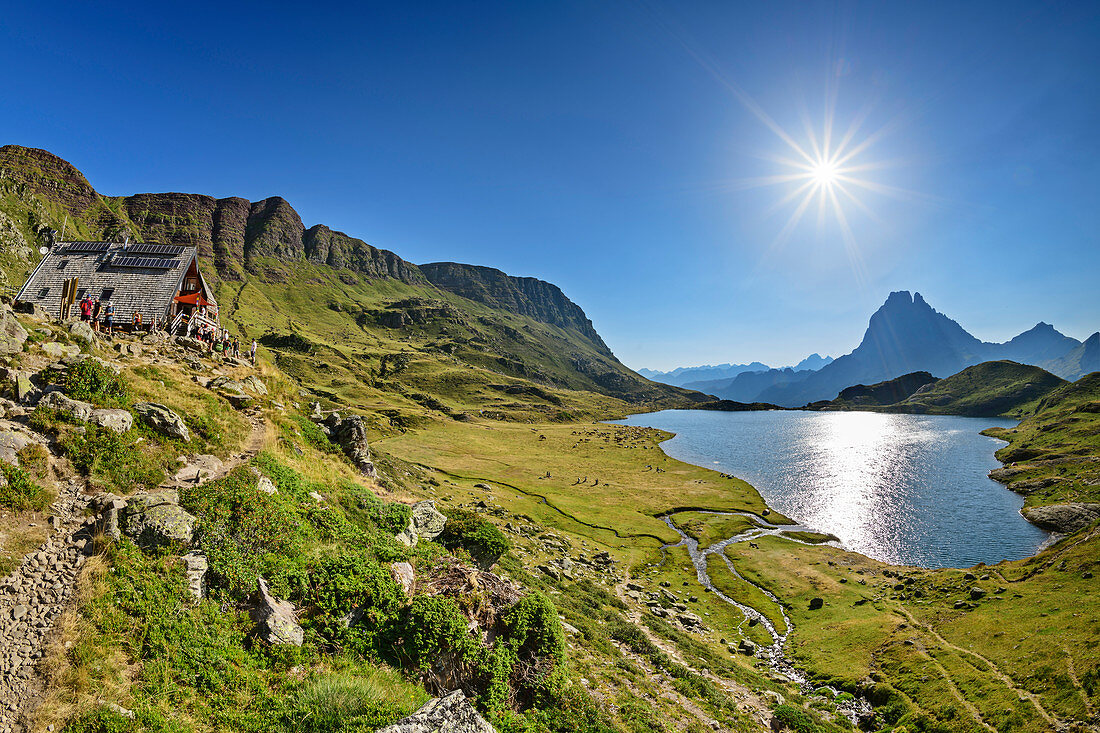 Refuge d´Ayous mit Lac Gentau und Pic du Midi d´Ossau im Hintergrund, Lac Gentau, Nationalpark Pyrenäen, Pyrénées-Atlantiques, Pyrenäen, Frankreich