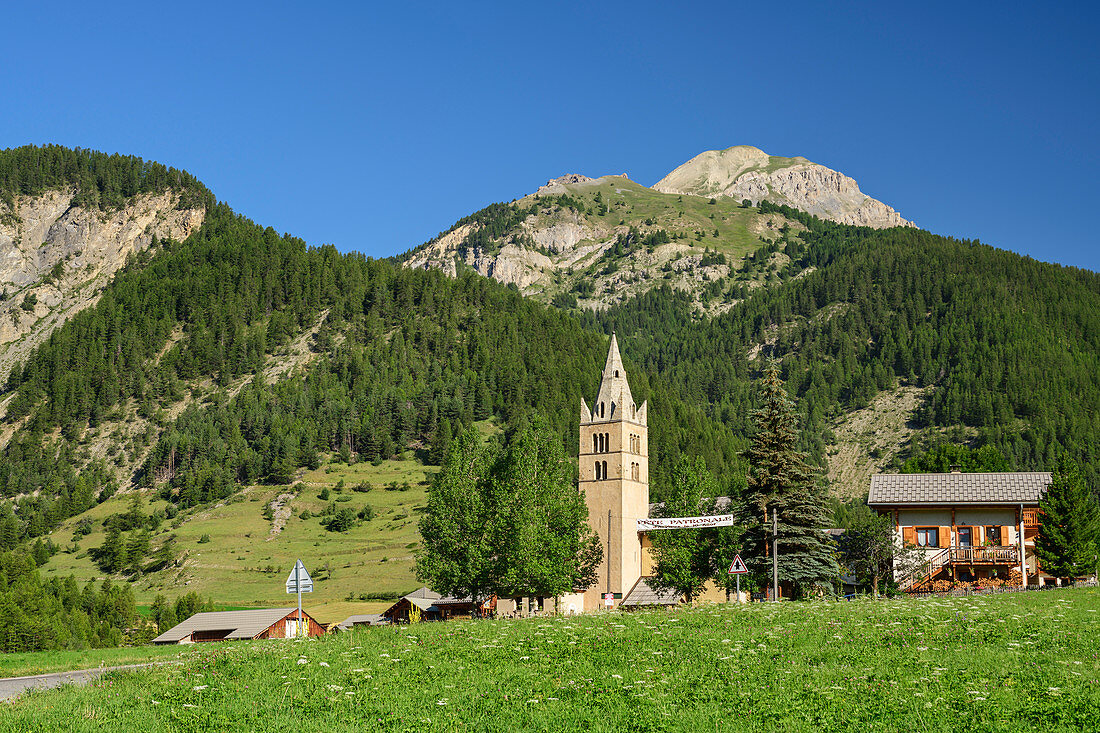 Kirche von Arvieux, an der Passstraße des Col d´Izoard, Cottische Alpen, Hautes-Alpes, Frankreich