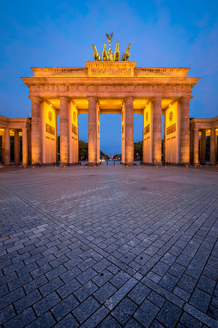 Brandenburger Tor at sunrise, Mitte, Berlin, Germany