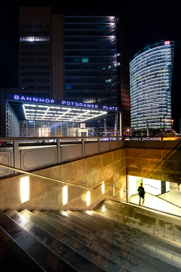 Potsdamer Platz bei Nacht, Bezirk Tiergarten, Berlin, Deutschland