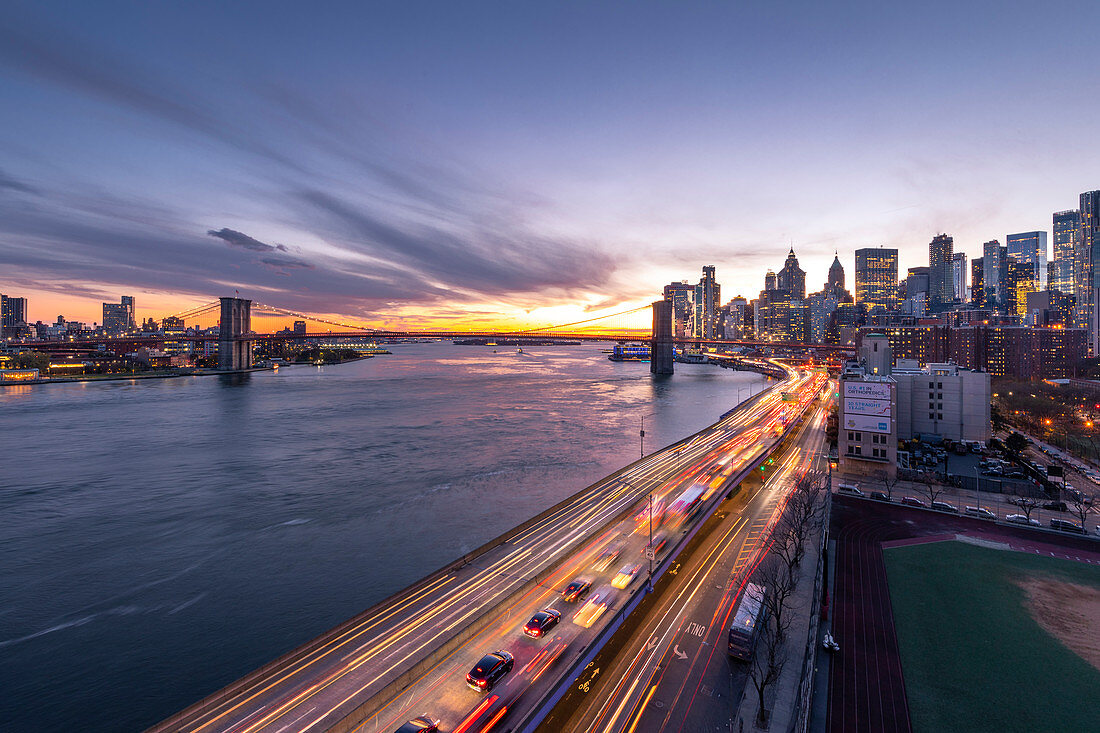 Ein Blick auf New York City und Brooklyn Bridge von der Manhattan Bridge. Manhattan, New York City, New York, USA.