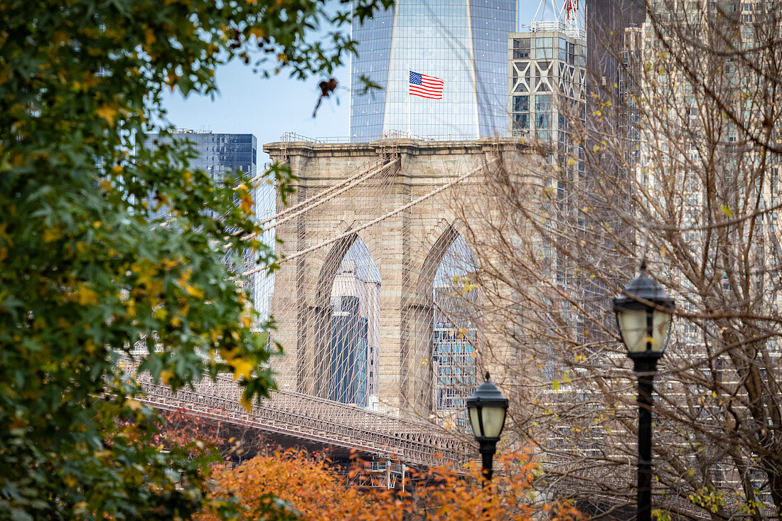 Ein Blick auf Manhattan, Brooklyn Bridge und den Liberty Tower vom Dumbo-Bezirk in Brooklyn, New York City