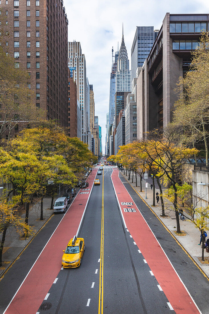 Ein Blick auf Manhattan und Chrisler Building von der Tudor City Bridge, Manhattan, New York City.