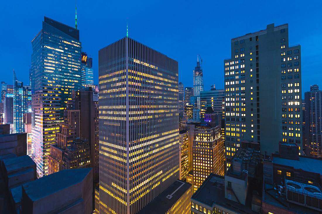 Hohe Ansicht von Manhattan bei Nacht, New York, USA