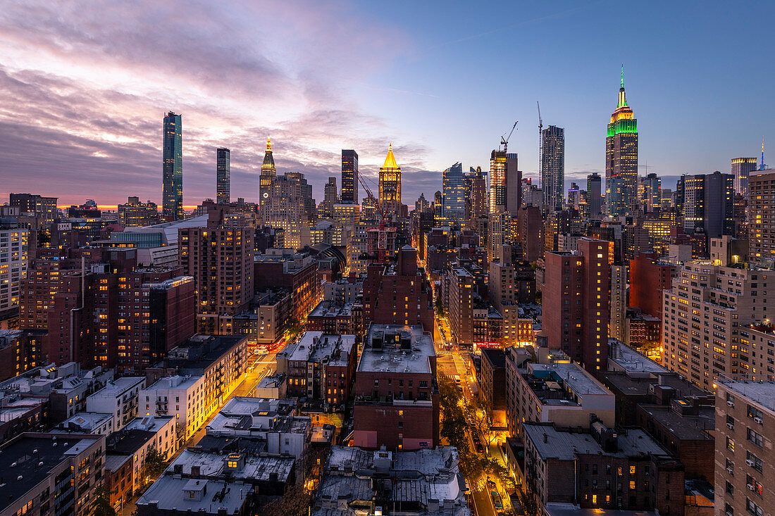 Manhattan Skyline während des Sonnenuntergangs mit Empire State Building. New York, USA.