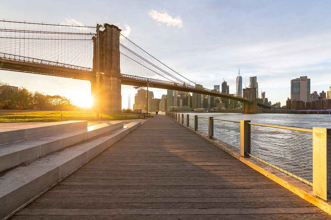 Sonnenuntergang in Brooklin nahe Brooklin-Brücke, mit Manhattan auf dem Hintergrund. New York City, USA.