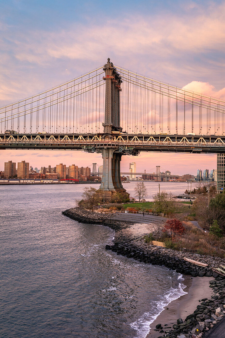 Manhattan-Brücke während des Sonnenuntergangs, New York, USA