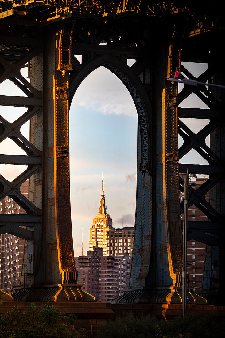 Ansicht des ikonischen Empire State Building durch Manhattan-Brücke, vom Bumbo-Bezirk in Brooklin., Manhattan, New York City, USA