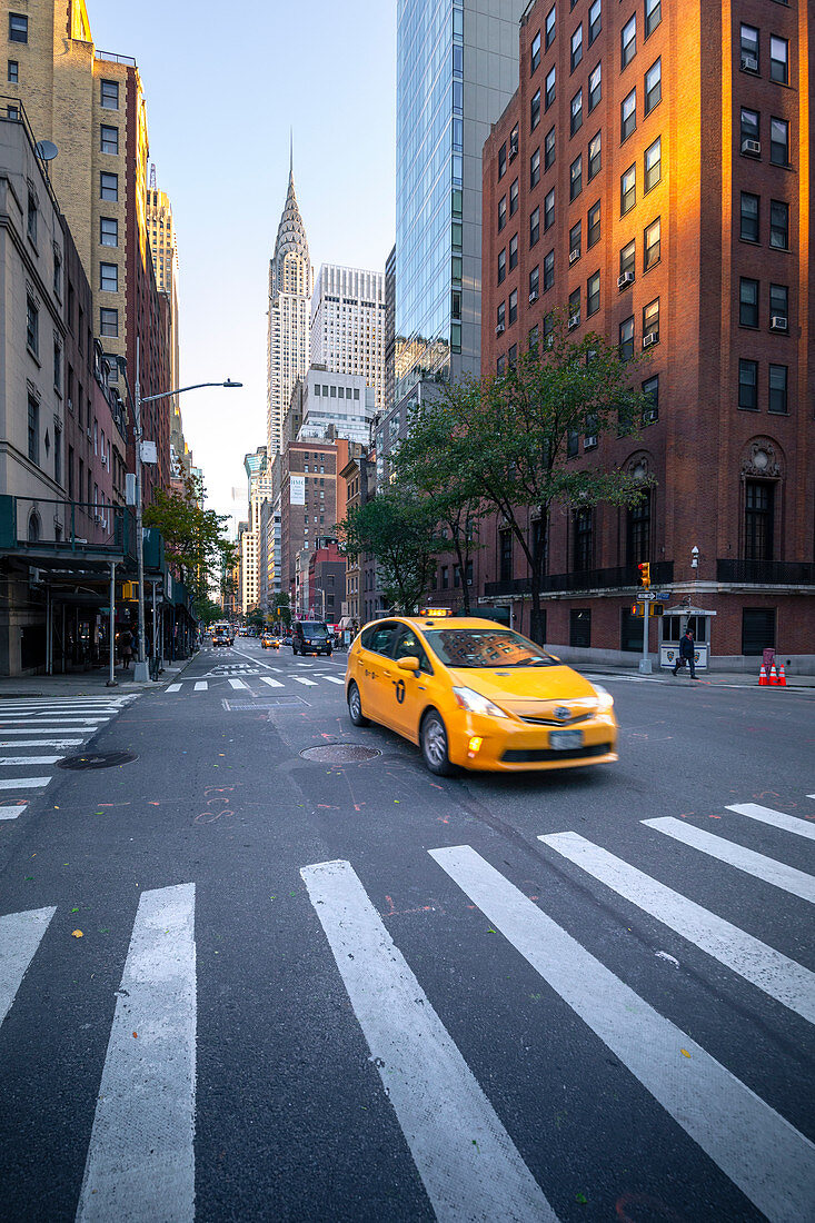 Gelbes Taxi unter Chrisler Gebäude. Manhattan, New York, USA