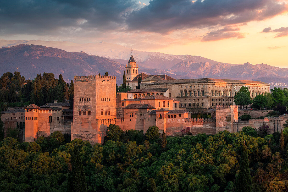 Sonnenuntergang bei Alhambra, der istoric Palast von Granada, ANdalusia, Spanien