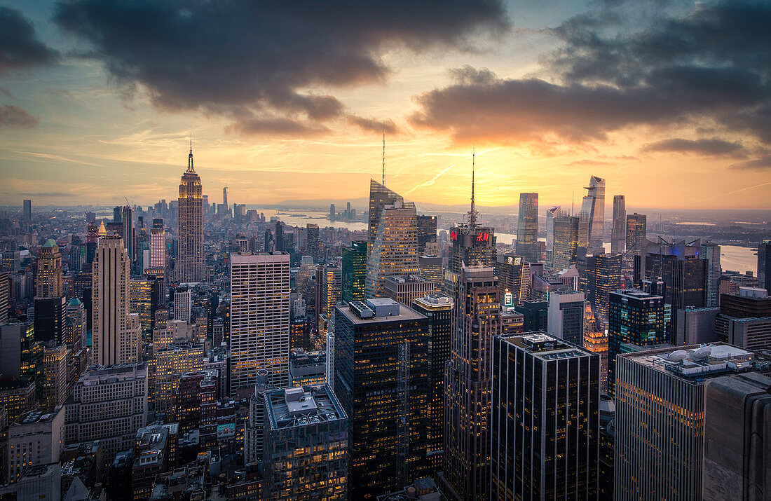 Ein Sonnenuntergang Blick auf Manhattan von der berühmten &quot,Top of the Rockundquot; Terrasse. Manhattan, New York City, USA