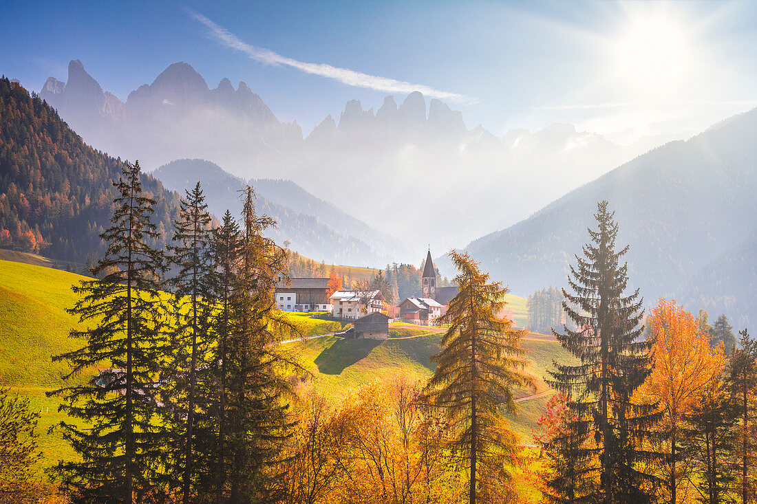 Funes Valley, Provinz Bozen, Südtirol, Italien. Herbstliche Farben während eines sonnigen Tages mit Odle Berg auf dem Hintergrund.
