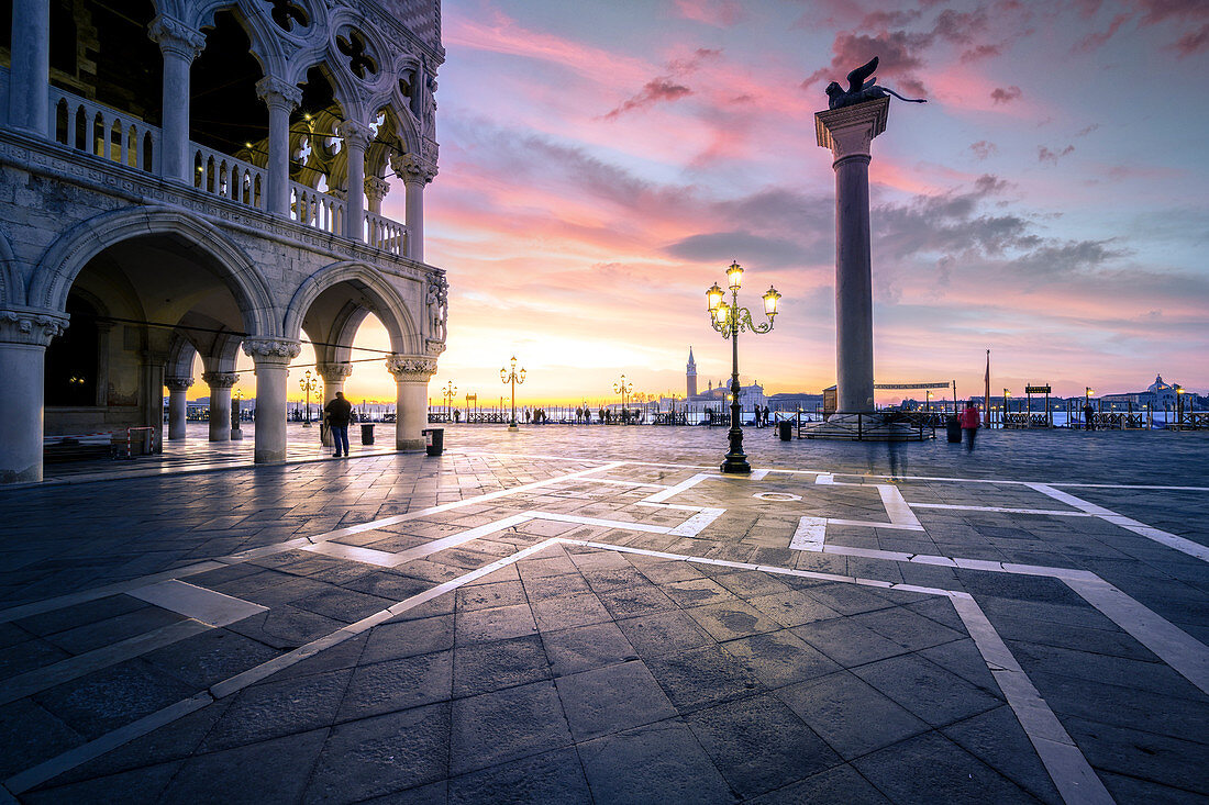 Sonnenaufgang am Markusplatz, mit San Giorgio Kirche im Hintergrund. Venedig, Venetien, Italien.