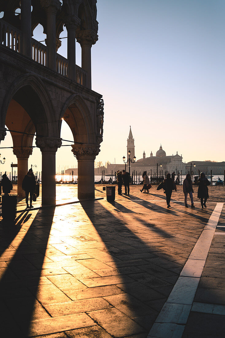 Sonnenaufgang am Markusplatz, mit San Giorgio Kirche im Hintergrund. Venedig, Venetien, Italien.