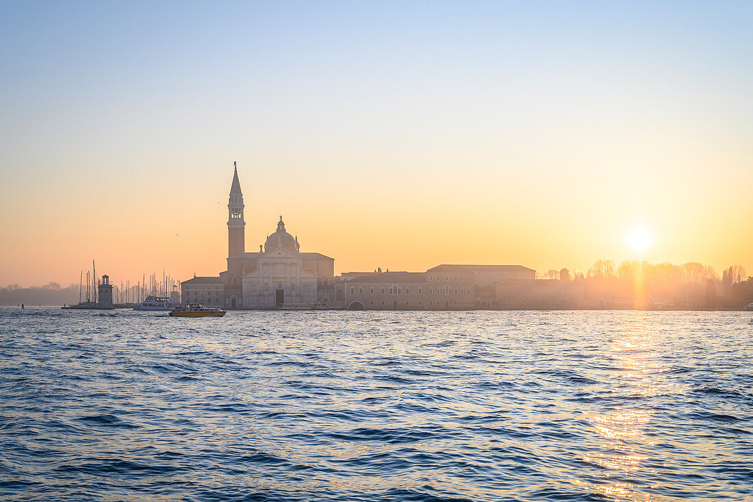 Insel und Kirche San Giorgio während des Sonnenaufgangs von Punta della Dogana aus gesehen. Venedig, Venetien, Italien.