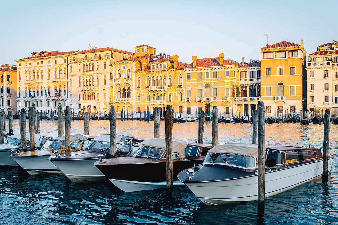 Morgens Boote auf dem Canal Grande. Venedig, Venetien, Italien.