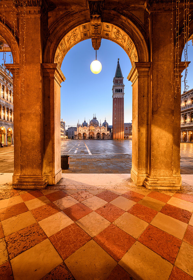 Markusplatz und Glockenturm vor Sonnenaufgang. Venedig, Venetien, Italien.