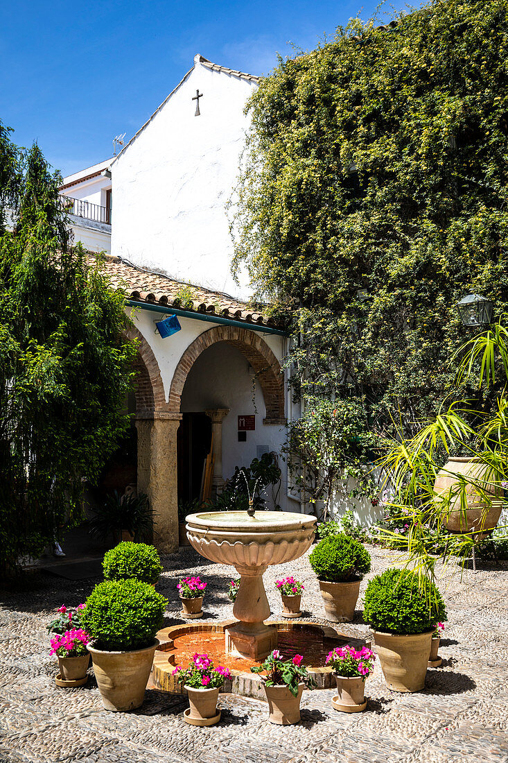 Innenraum einer Terrasse in der Stadt Cordoba, Andalusien, Spanien.