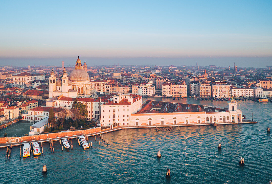 Luftaufnahme der Kirche Punta della Dogana und Santa Maria della Salute bei Sonnenaufgang. Venedig, Venetien, Italien.