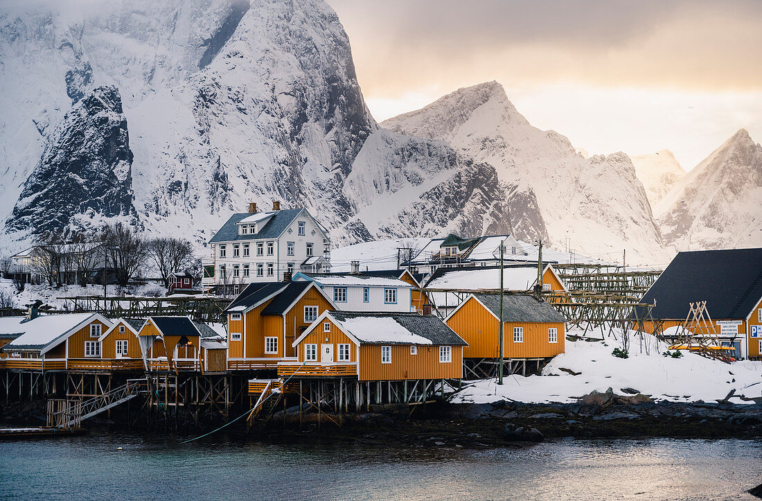 Sakrisoy Dorf in der Mitte von Reine Bay, Lofoten Inseln, Nordland, Norwegen.