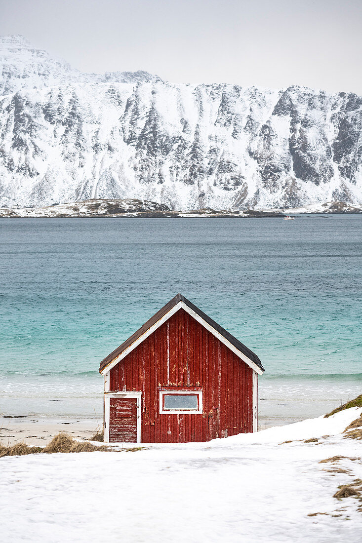 Einsames rotes Haus in Ramberg, Lofoten-Inseln, Nordland, Norwegen.