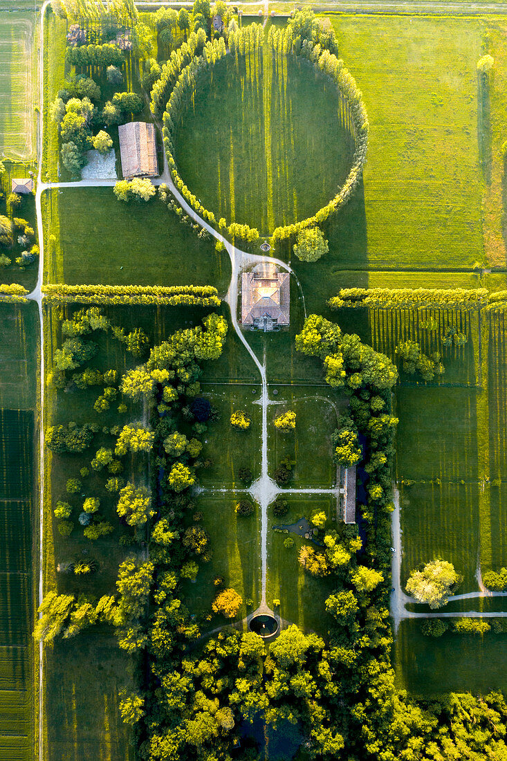 Luftaufnahme von Villa Sorra, einem alten Haus in Gaggio in Klavier, Provinz Modena, Emilia Romagna, Italien