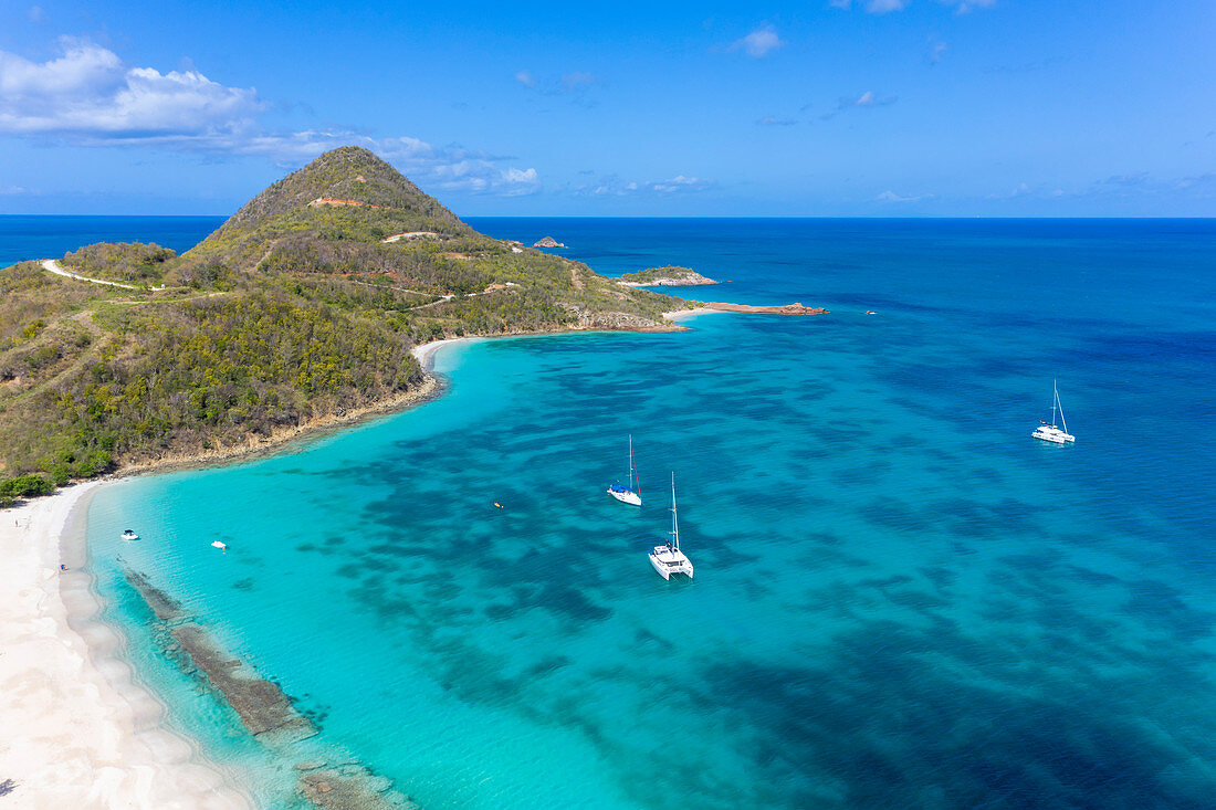 Luftaufnahme durch Drohne von Hermitage Bay und Pearns Point, Antigua, Antigua und Barbuda, Westindische Inseln, Karibik, Mittelamerika
