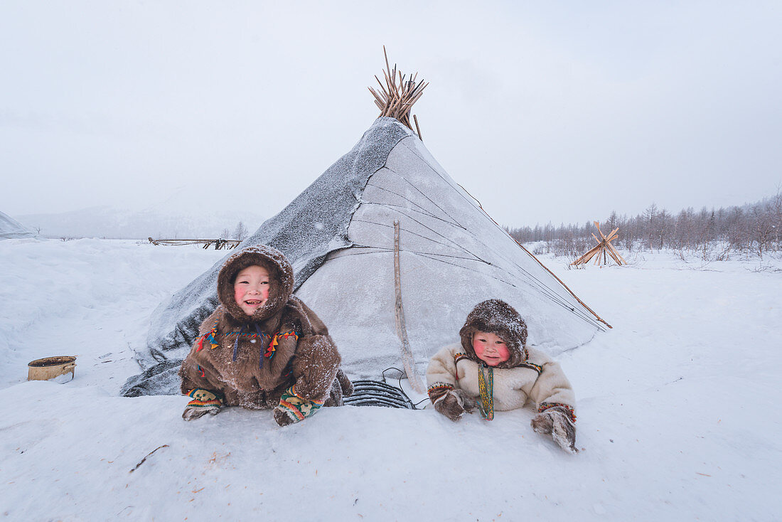 Zwei kleine Nenzenjungen im Lager der nomadischen Rentierhirten. Polar Ural, Yamalo-Nenets autonomer Okrug, Sibirien, Russland