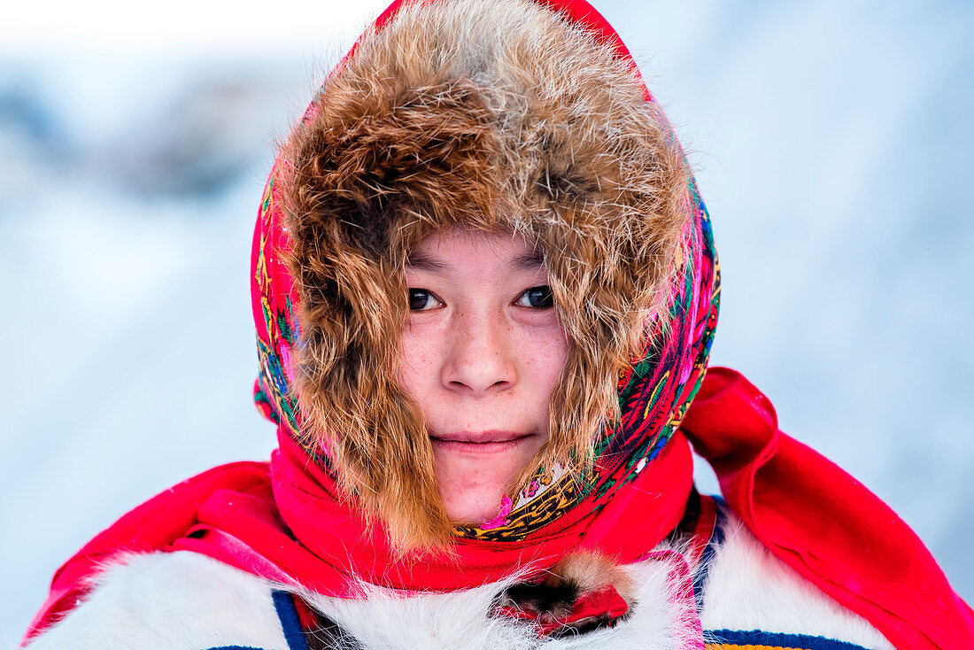 Nenzenfrau mit dem traditionellen Pelzmantel im Lager der nomadischen Rentierhirten. Polar Ural, Yamalo-Nenets autonomer Okrug, Sibirien, Russland